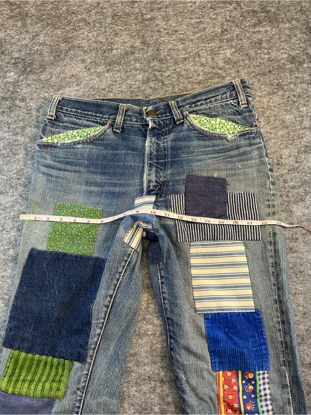 VINTAGE INSANE 1970s Levi’s Women’s Blue Patchwork Handmade Bell Bottoms - Picture 4 of 9